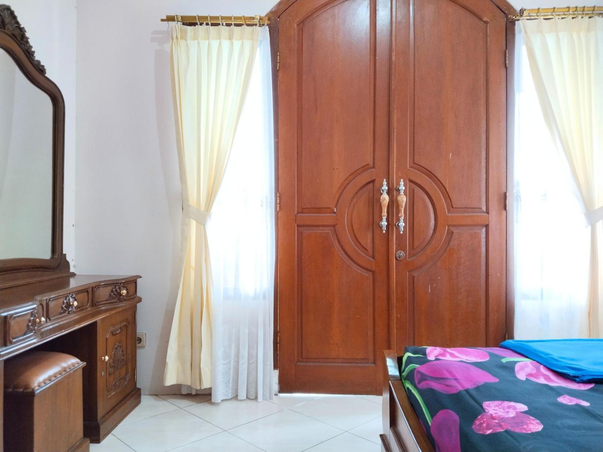 Villa Yustisia Curug 7 Cilember Кисаруа Екстериор снимка