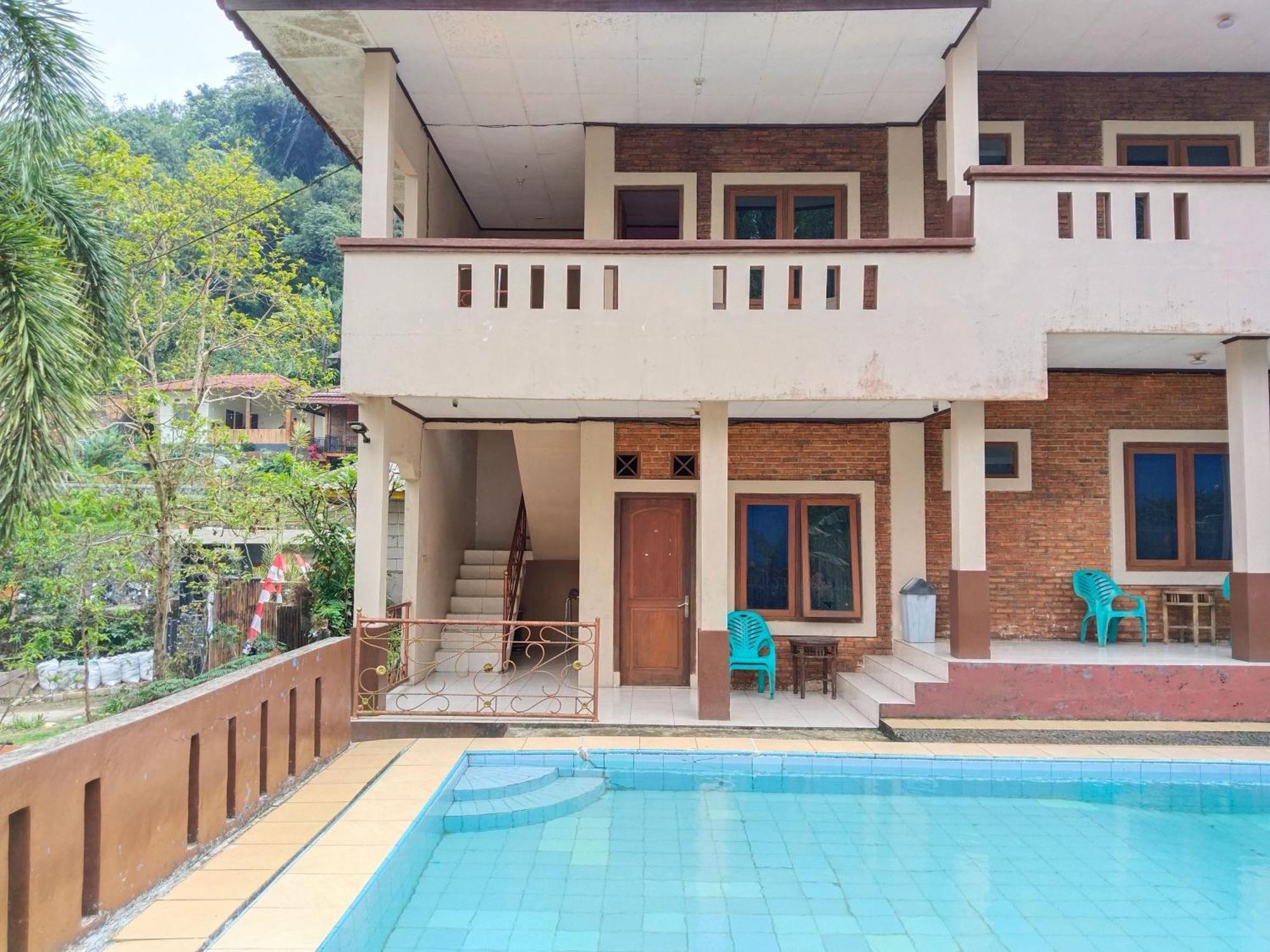 Villa Yustisia Curug 7 Cilember Кисаруа Екстериор снимка