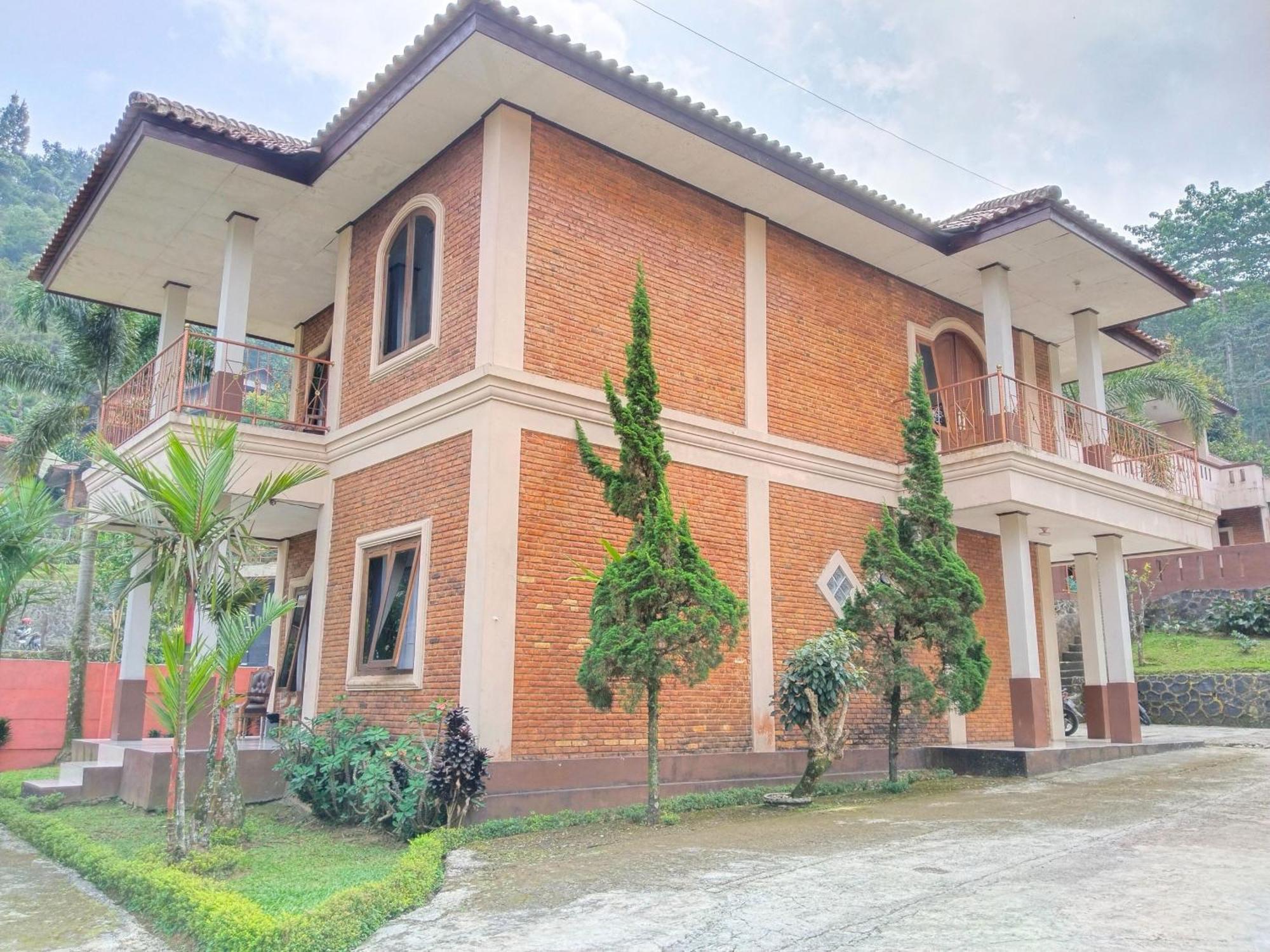 Villa Yustisia Curug 7 Cilember Кисаруа Екстериор снимка