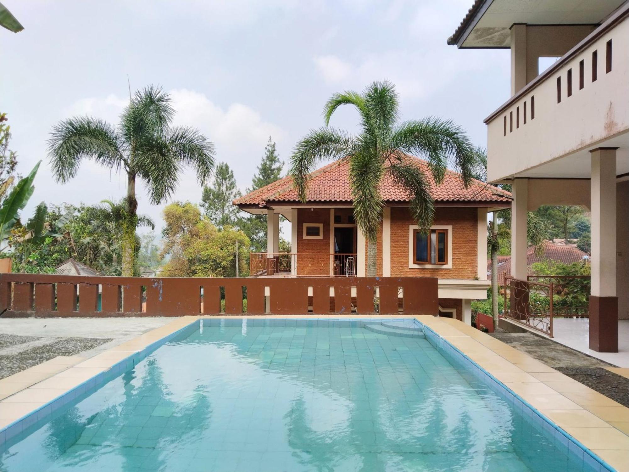 Villa Yustisia Curug 7 Cilember Кисаруа Екстериор снимка